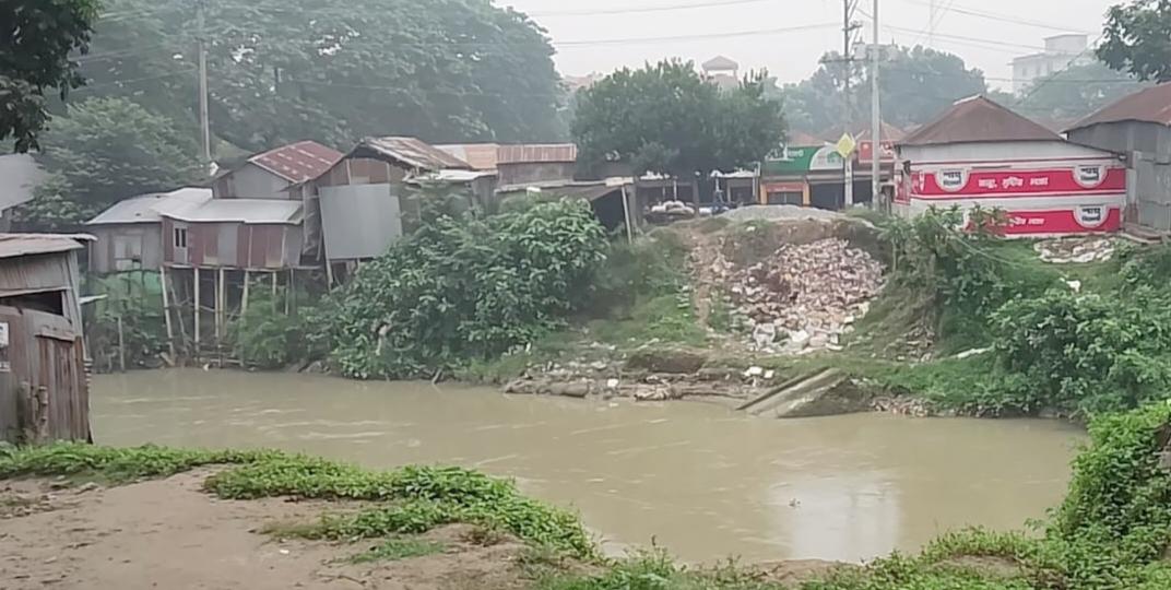 ঘিওরে পুরাতন ব্রিজ ভেঙে ফেলার ১ বছর পার, কাজে ধীরগতি, দেখার যেন কেউ নেই