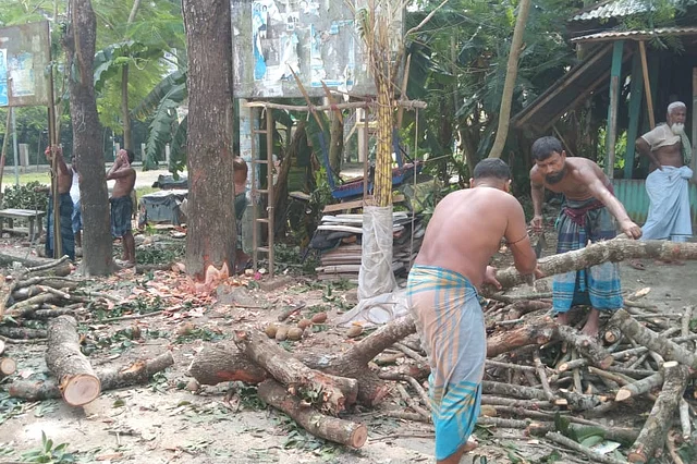 headlineপালিয়ে থাকা আওয়ামী লীগ নেতার বিরুদ্ধে ইউনিয়ন কার্যালয়ের গাছ বিক্রির অভিযোগ