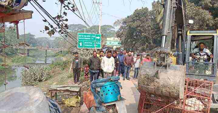 টুঙ্গিপাড়া উপজেলার পাটগাতি বাস স্ট্যান্ড ফুটপাত দখলমুক্ত অভিযান।