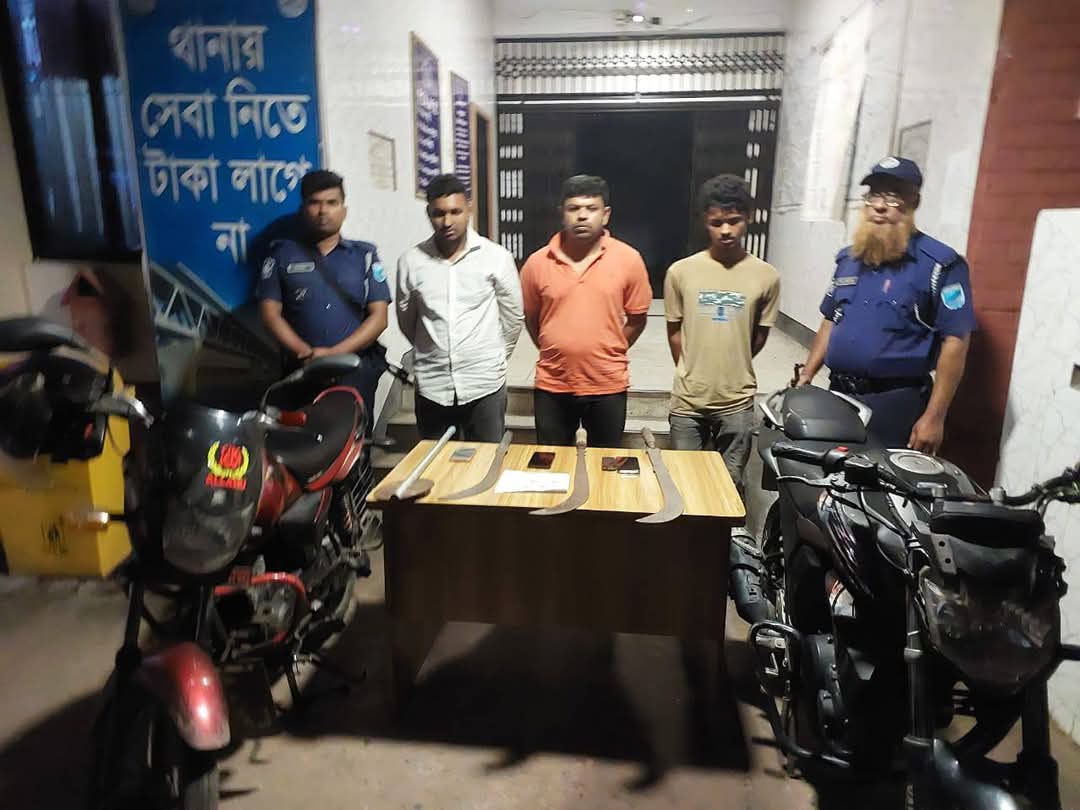 আলফাডাঙ্গায় পুলিশের যৌথ  অভিযানে দেশীয় অস্ত্র, ইয়াবা ও লাইসেন্সবিহীন মোটরসাইকেল  উদ্ধার
