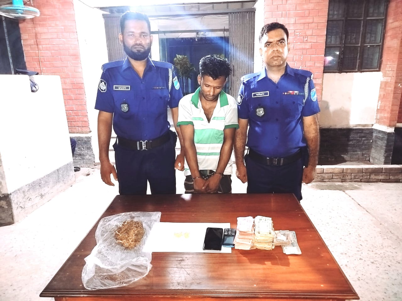 বোয়ালমারীতে যৌথ বাহিনীর অভিযানে মাদক সম্রাট চান মোল্যা আটক।
