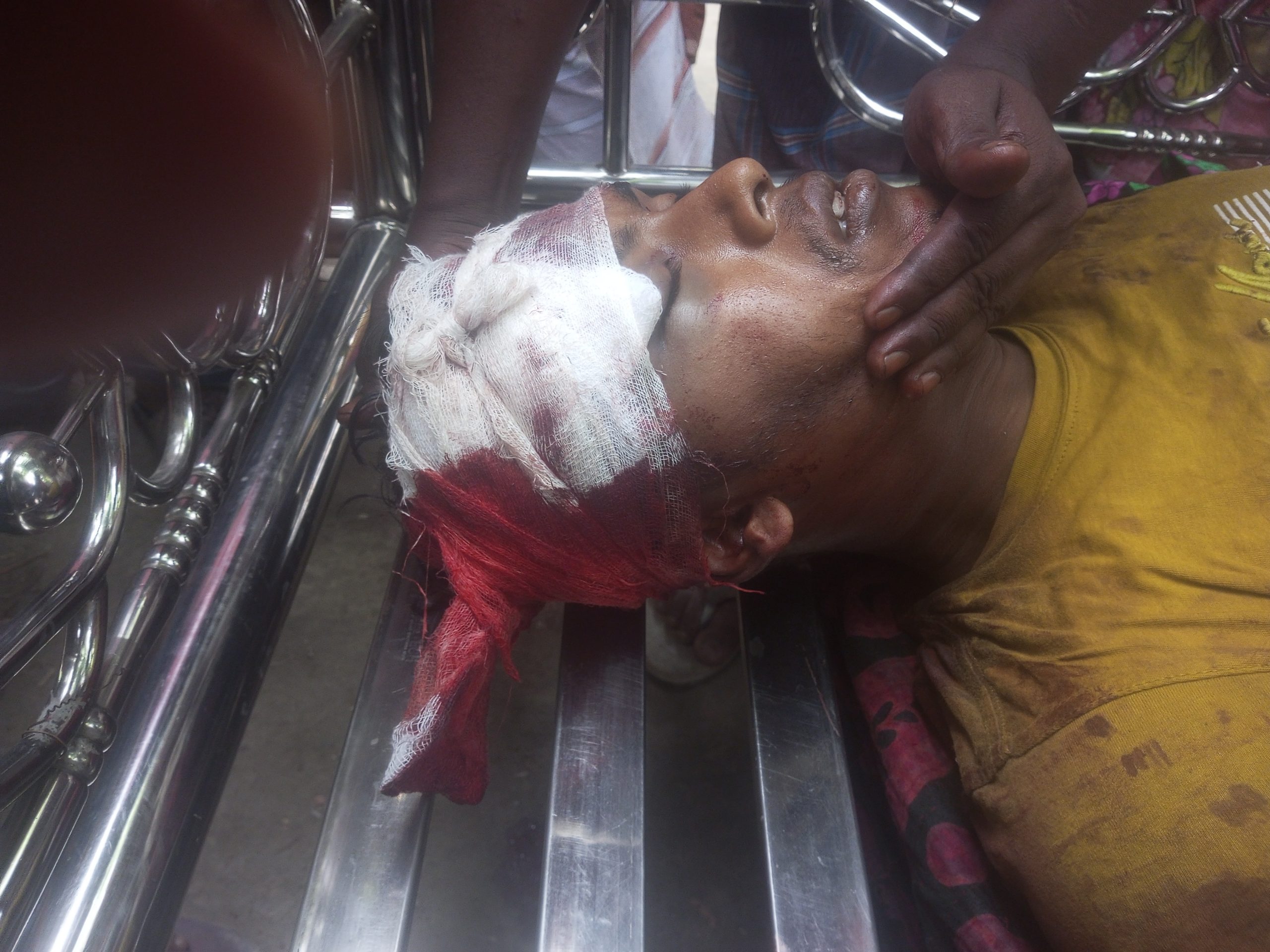 বোয়ালমারীতে খেক্কর ভ্যান ল্যান ওভারের ওভারটেক করতে গিয়ে দুর্ঘটনার সম্মুখীন হন খ্যাক্করের ড্রাইভার হয়তোবা নেশাগ্রস্ত থাকায় গতি নিয়ন্ত্রণ করতে পারেননি  সংঘর্ষ একজনের মৃত্যু 