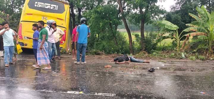 মোটর সাইকেল আর সৌদিয়া পরিবহন এর মর্মান্তিক দুর্ঘটনা