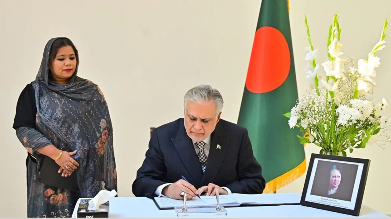 হাইকমিশনে এসে খালেদা জিয়াকে শ্রদ্ধা জানালেন পাকিস্তানের পররাষ্ট্রমন্ত্রী